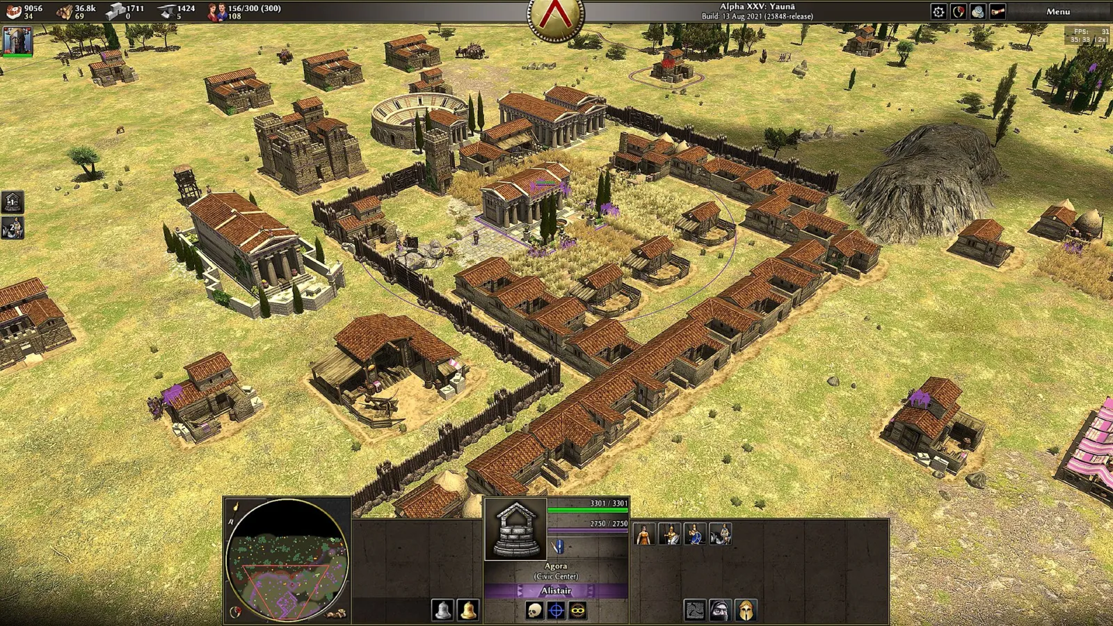 Screenshot uit 0 A.D.: een Spartaanse nederzetting met huizen, akkers en een verdedigingsmuur, gezien van bovenaf in een droog landschap.