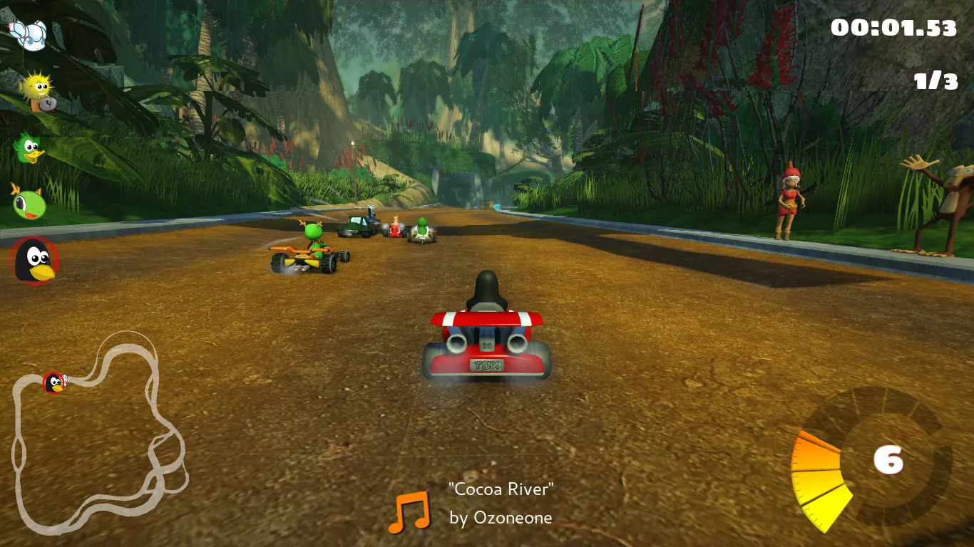 Screenshot uit SuperTuxKart: een kart rijdt over een zandweg door een tropisch oerwoud, met de rondetijd en een minikaart van het circuit in beeld.