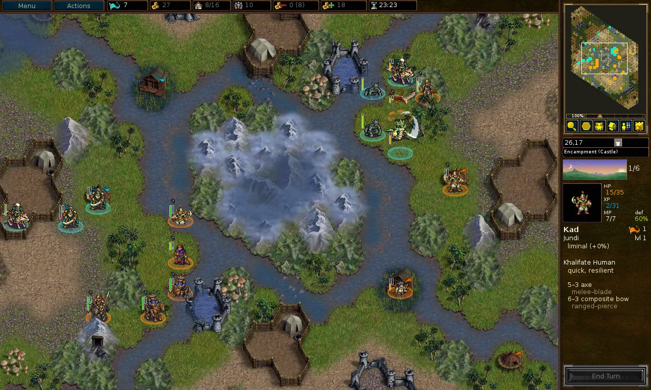 Screenshot uit The Battle for Wesnoth: een speelveld van zeshoeken met bossen, bergen en een meer, waarop legers van verschillende facties tegenover elkaar staan.